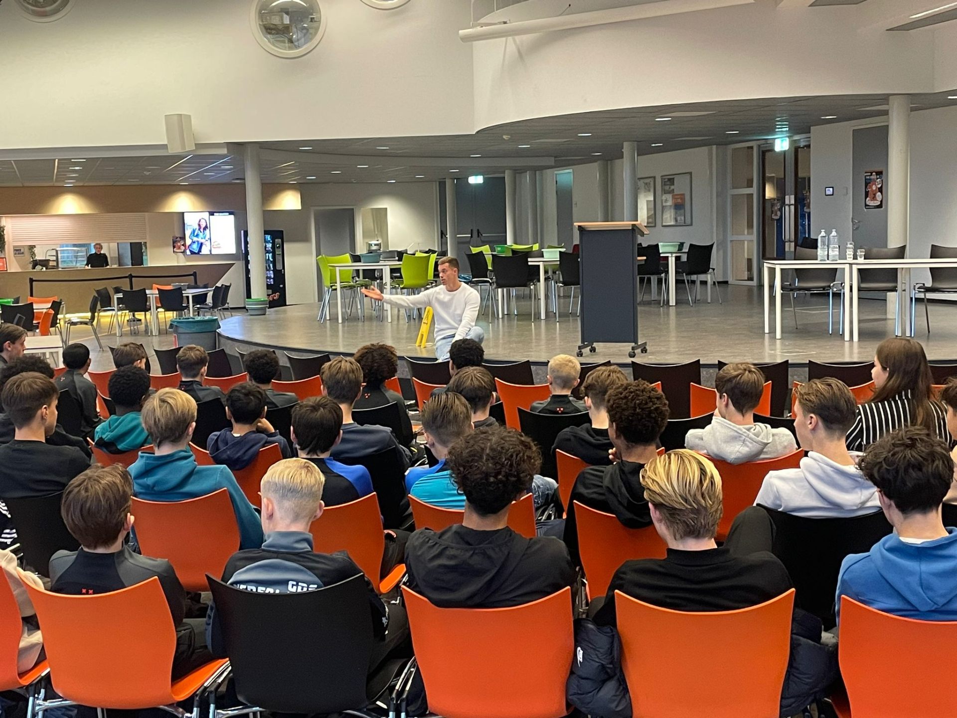 Thomas Marijnissen tijdens een lezing over mentale veerkracht op een school